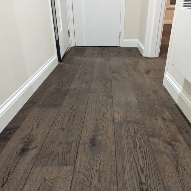 Afgelopen week een leuke klus opgeleverd. De klant heeft hier gekozen voor de Planed Oak 03 van Flamingo Parket B.V. Deze rustieke plank is 18cm breed en heeft een geschaafde afwerking. Verder is het rondom afgewerkt met een hoge Romantische plint (120x15). Wij wensen de klant veel plezier met hun nieuwe vloer!

Wil je deze unieke vloer zelf ervaren? Bezoek de showroom van Floortec Verlaan en laat je inspireren door de warme, levendige uitstraling van de Planed Oak collectie!

📍 Adres: Frankfurtstraat 37,1175 RH Lijnden
🌐 Bezoek onze website: www.floortecverlaan.nl

 #floortecverlaan #eikenvloeren #wonen #FlamingoParket #PlanedOak #HoutenVloeren #Vakmanschap #Interieurinspiratie #floortec #vloerenleggen #vloerrenovatie #eikenvloer #parketrenovatie #vloerspecialist #parket #sfeerplinten #houtenvloeren #houtenvloer #vloeren #vloer #Showroom #Interieur #LuxeWonen