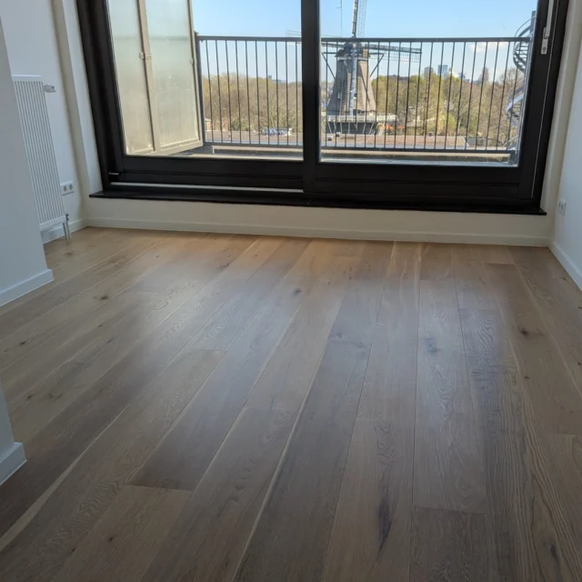 Een vloertje geschuurd en afgewerkt met ROYL 2K Alaska White!

We hebben onlangs een houten vloer nieuw leven ingeblazen voor de nieuwe bewoners van dit appartement. Na zorgvuldig schuren hebben we de vloer afgewerkt met #ROYL 2K Alaska White van @rigoverfcentrum. Het resultaat? Een lichte, moderne look die perfect past bij een modern en strak interieur.

📍 Adres: Frankfurtstraat 37,1175 RH Lijnden
🌐 Bezoek onze website: www.floortecverlaan.nl
📞 Neem contact met ons op: 020-6920137

#ROYL #vloerrenovatie #rigoverffabriek #schuren #parketvloeren #parket #parketvloer #vloer #olien #wonen #floortec #vloerspecialist #floortecverlaan  #eikenvloeren #HoutenVloeren #Vakmanschap #Interieurinspiratie