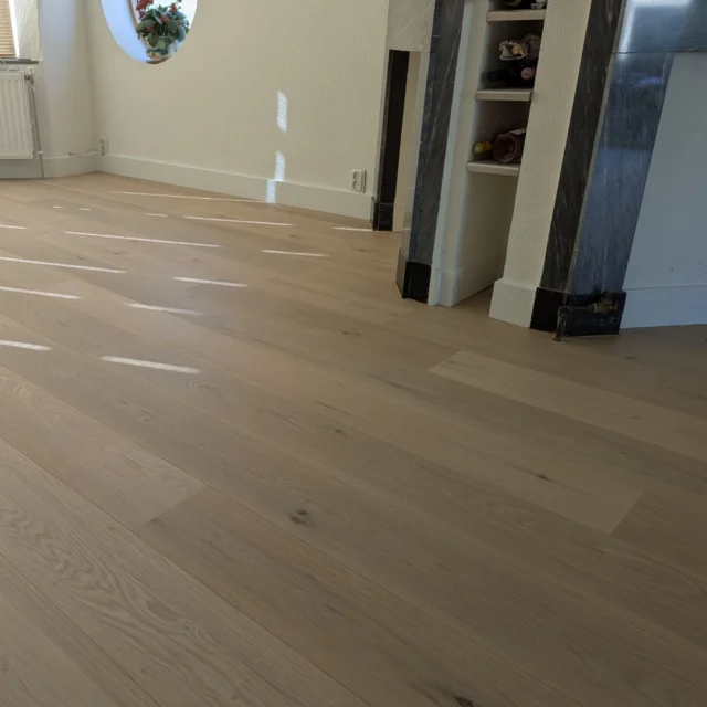 Voor dit project hebben we de Smart Effetto Grezzo vloer van Helcofloors mogen leggen. 
Deze lamelparketvloer uit de Smart-collectie combineert natuurlijke charme met moderne elegantie. De planken van 1900 x 190 mm zijn afgewerkt met een supermatte UV-lak, wat zorgt voor een rustige en tijdloze uitstraling. Ook hebben we hier de moderne plint(120x15 mm, RAL9010) geplaatst.

Bekijk onze website voor meer informatie of neem contact met ons op.
www.floortecverlaan.nl - info@floortecverlaan.nl - 020-6920137

#vloerspecialist #vloerenleggen #eikenvloeren #wonen #plinten #eikenvloer #vloerrenovatie #parketvloeren #parketvloer #parket #houtenvloer #floortec
#HelcoFloors #SmartEffettoGrezzo #lamelparket #FloortecVerlaan #VloerInspiratie #Vakmanschap
