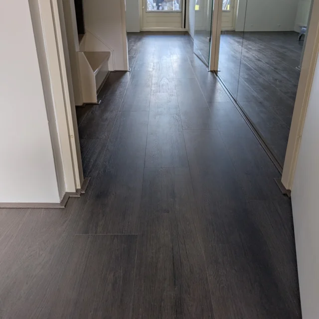 Nieuw project afgerond!

Voor deze thuiswerkplek hebben we de prachtige @otium.athome  Opal PVC-klik vloer mogen leggen.
Deze PVC-klik vloer heeft een warme, donkerbruine tint en een voelbare houtstructuur en is voorzien van een geïntegreerde ondervloer. Perfect passend bij een interieur met een moderne en minimalistische uitstraling. 

Benieuwd naar de mogelijkheden? Kijk op onze website en maak een afspraak in onze showroom!
www.floortecverlaan.nl - info@floortecverlaan.nl - 020-6920137

#OTIUMvloeren #FloortecVerlaan #PVCvloer #VloerInspiratie #Vakmanschap #PVC #pvcvloeren #vloerspecialist #floortec #vloeren #wonen #otiumathome #otiumpvc