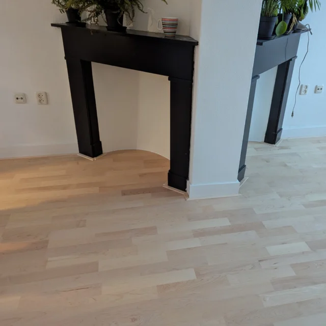 Deze prachtige 3-strooks vloer van BOEN @boenflooring ) hebben we recent mogen leggen. Het naturel geoliede lamelparket van hoogwaardig Canadees esdoornhout zorgt voor een elegante en ruimtelijke uitstraling.
Vakkundig gelegd met oog voor detail — precies zoals je van ons mag verwachten.

Bekijk onze website voor meer informatie of neem contact met ons op.

www.floortecverlaan.nl - info@floortecverlaan.nl - 020-6920137

#vloerspecialist #wonen #BOEN #floortecverlaan #floortec #canadeesesdoorn #vloerenleggen #houtenvloeren #houtenvloer #parket #parketvloer #parketvloeren #vloer #Vakmanschap