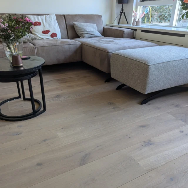 Warmte en karakter in één vloer

In deze woning hebben we ±40m² van de Venice Attic Wedding van Helcofloors  gelegd — een rustieke plank van maar liefst 220 mm breed.
De plank is gerookt en wit geolied, wat zorgt voor een warme, levendige uitstraling en prachtige nuances in het hout.
Afgewerkt met moderne witte plinten (90x15).

Een vloer met sfeer, perfect passend bij een eigentijds interieur.

📍 Bezoek onze showroom of kijk op onze website voor meer informatie.
Frankfurtstraat 37, 1175 RH Lijnden
🌐 www.floortecverlaan.nl
✉️ info@floortecverlaan.nl

#HelcoFloors #rustiekhout #FloortecVerlaan #plinten #vloerinspiratie #houtenvloer #parketvloer #parketvloeren #hout #wonen #wooninspiratie #floortec #vloerspecialist #vloerenleggen #eikenvloeren #eikenvlloer #parket