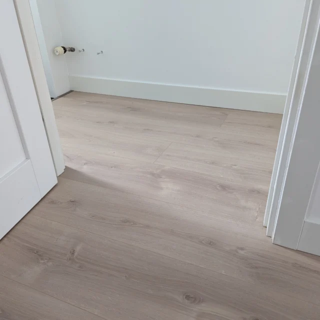 Een laminaatvloertje gelegd!

We mochten onlangs deze mooie laminaatvloer leggen: Extra Lange Plank Jasmijn van @douwesdekkervloeren 
De extra lange (2.2m!) en brede planken zorgen voor een rustige, ruimtelijke uitstraling.
Ook hebben we twee schoonloopmatten (Ingresso Black) ingesneden én de plinten geplaatst voor een afgewerkte look tot in detail.

Weer een tevreden klant én een vloer om trots op te zijn!

Bekijk onze website voor meer informatie of neem contact met ons op.
www.floortecverlaan.nl - info@floortecverlaan.nl - 020-6920137

#DouwesDekker #FloortecVerlaan #VloerInspiratie #Vakmanschap #vloer #wonen #floortec #vloerspecialist #douwesdekker #laminaatvloeren #laminaatvloer #laminaat