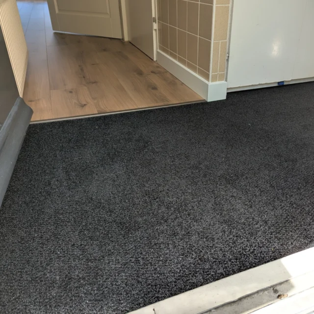 Warme uitstraling & strakke afwerking

In deze woning ligt nu de Freemantle laminaatvloer van @hoomlinevloeren — een plank met karakter, warme houttint en levendige structuur.
De entree is voorzien van een strak ingesneden Ingresso Graphite deurmat, en de afwerking is compleet met moderne, witte plinten.

Bezoek onze showroom of kijk op onze website voor meer informatie.
📍 Frankfurtstraat 37,1175 RH Lijnden
🌐 www.floortecverlaan.nl
✉️ info@floortecverlaan.nl

#Hoomline #Freemantle #laminaatvloer #plinten #FloortecVerlaan #vloerinspiratie #WonenMetStijl #vloerspecialist #vloerenleggen #laminaat #wonen #floortecverlaan #floortec #laminaatvloeren  #vloer